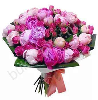 Букет из розовых, красных пионов и роз