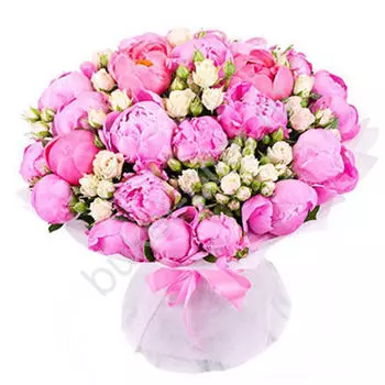 Букет из розовых пионов и кустовой розы