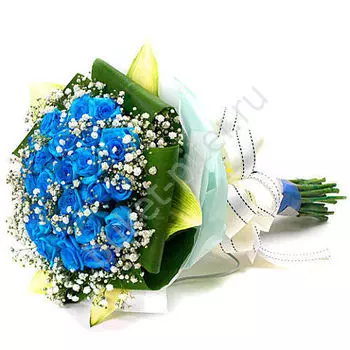 Букет из синих роз и гипсофилы