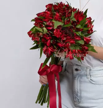 Букет Красных Альстромерий в Атласной ленте