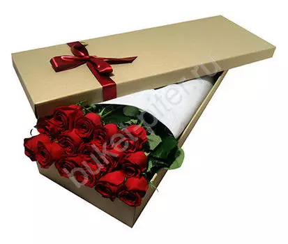 Букет красных роз в коричневой коробке