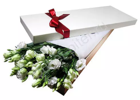 Букет лизиантусов в белой коробке