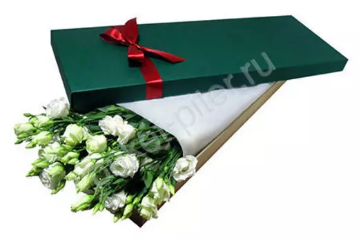 Букет лизиантусов в зеленой коробке