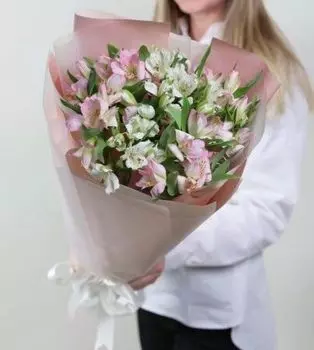 Букет Нежных Альстромерий в Дизайнерской упаковке