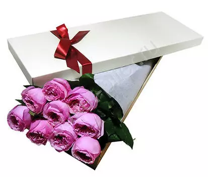 Букет пионовидных роз в белой коробке