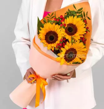 Букет Подсолнухов с Гиперикумом