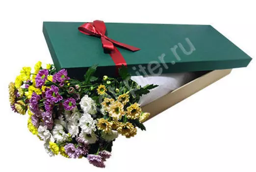 Букет разноцветных хризантем в зеленой коробке