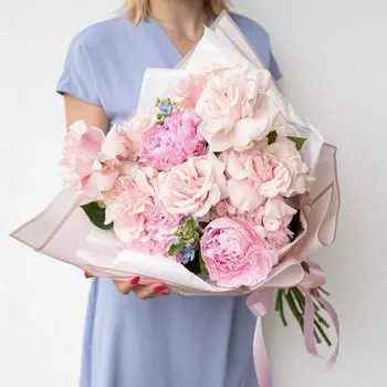 Букет с Гортензией, Пионами и Французскими Розами