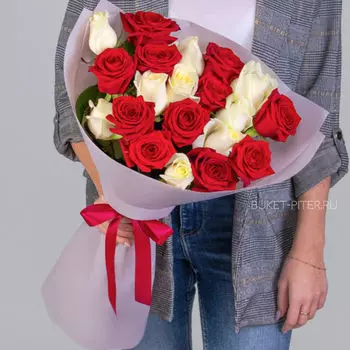 Букет с Красными и Белыми Розами в Упаковке
