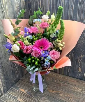 Букет с Орнитогалумом, Астильбой и Лизиантусом