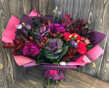 Букет с Пионовидными розами, Сафари, Брассикой и Листьями Дуба