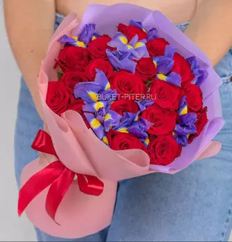 Букет Синих Ирисов с Красными Розами