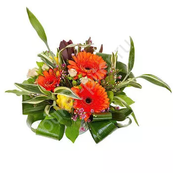 Композиция с герберами и кустовыми розами