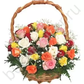 Корзина из разноцветных роз и гипсофил