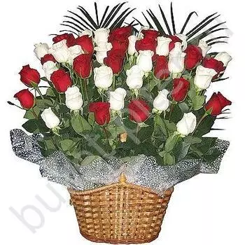 Корзина с красными и белыми розами