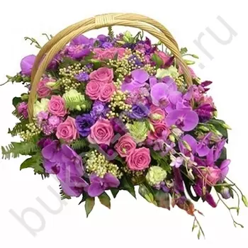 Корзина с орхидеями и розой