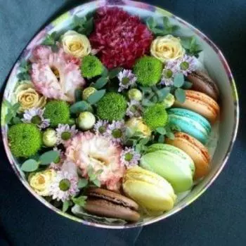 Макаронс с лизиантусами и гвоздиками