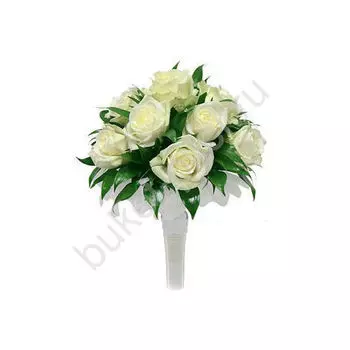 Свадебный букет из 11 белых роз и зелени