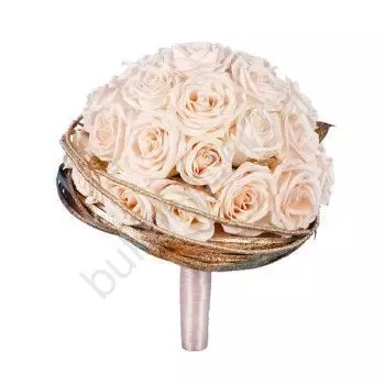 Свадебный букет из 27 роз и зелени