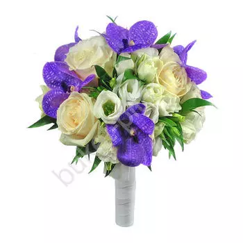 Свадебный букет из 5 белых роз и эустом