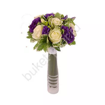 Свадебный букет из белых роз, зелени и фрезий