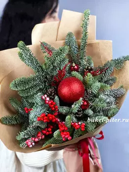 Яркий зимний букет из Нобилиса и Илекса