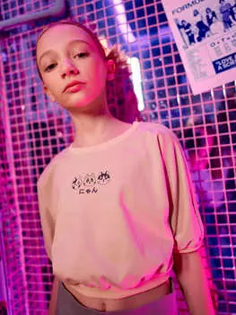 Футболка укороченная "Крем-брюле" на резинке с принтом 7+