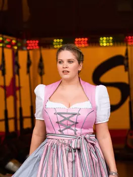 Выкройка: Блузка в баварском стиле