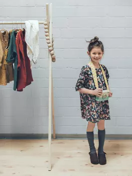 Выкройка: Детское расклешенное платье с цельнокроеными рукавами