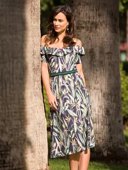 Выкройка: Платье с вырезом кармен