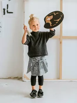 Выкройка: Пуловер с цельнокроеным воротником для девочки