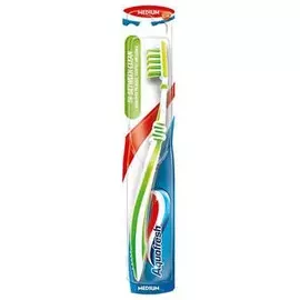 Зубная щетка ин-битвин клин средняя Aquafresh