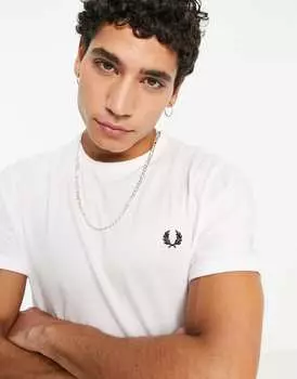 Белая футболка с надписью Fred Perry