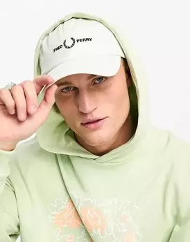 Белая кепка с большим логотипом Fred Perry