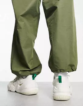 Бело-зеленые кроссовки Nike Tech Hera