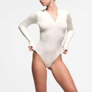 Боди с длинными рукавами и хенли SKIMS, цвет marble