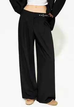 Брюки DARTED WITH BUCKLE Bershka, черный
