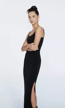 Длинное платье с разрезом бока. Stradivarius, черный