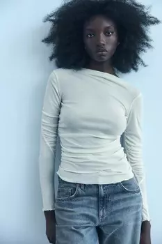 Футболка с высоким воротом и сборкой ZARA, экрю