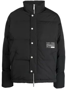 izzue logo-patch down puffer jacket, черный