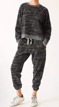 Классический свитшот в камуфляжной расцветке Electric & Rose, цвет camo shadow