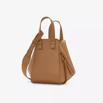 Компактная кожаная сумка через плечо hammock Loewe, цвет oak