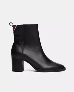Кожаные ботильоны на каблуке и фирменной деталью Tommy Hilfiger сзади, черный