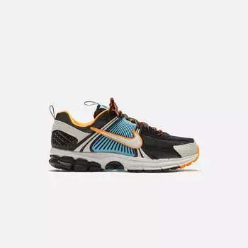 Кроссовки Nike WMNS Zoom Vomero 5, цвет Black/Light Bone/Blue Gaze/Total Orange
