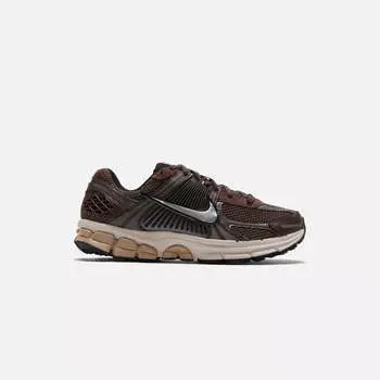Кроссовки Nike WMNS Zoom Vomero 5, цвет Baroque Brown/Chrome/Light Orewood