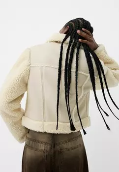 Куртка из искусственной кожи DOUBLE-FACED SHEARLING SLEEVES Bershka, белый