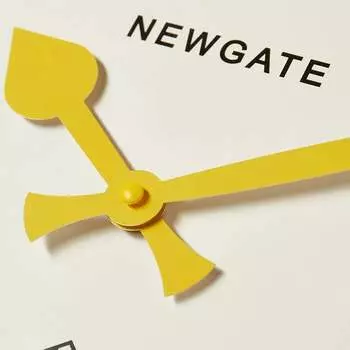 Newgate Clocks Номер пять железнодорожные настенные часы, желтый
