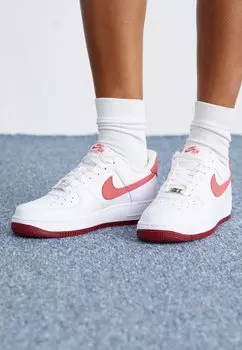 Низкие кроссовки Air Force 1 07 Nike, цвет white/adobe/team red/dragon red