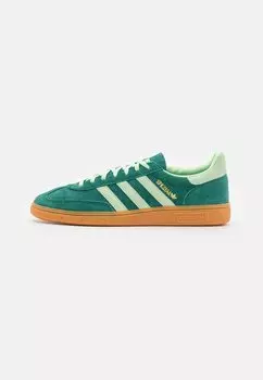Низкие кроссовки Handball Spezial Unisex adidas Originals, цвет collegiate green/semi green spark