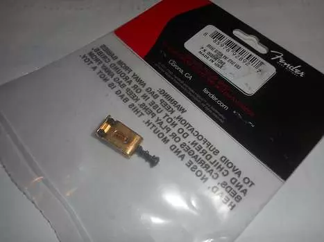Оригинальное седло Fender Vintage Strat Bridge (1), ЗОЛОТО — 003-8961-049